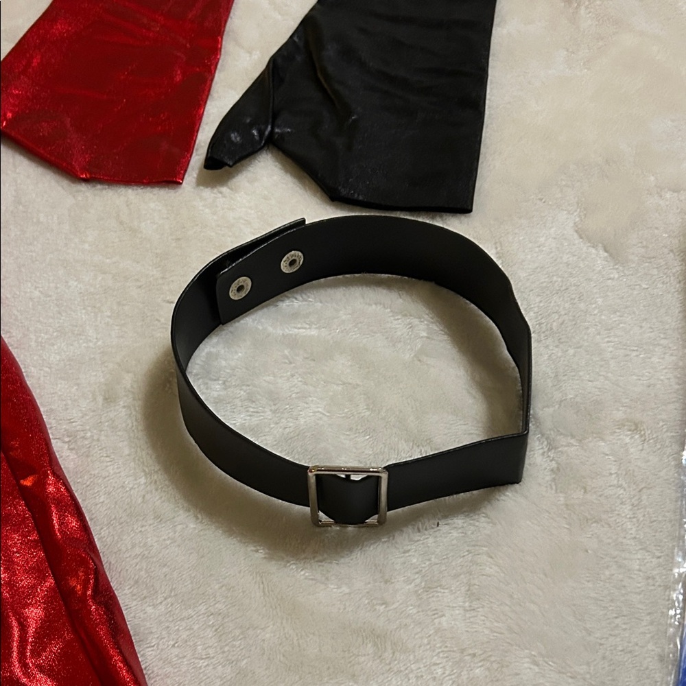 Red and Black Joker Costume for Women - Picture 6 of 7